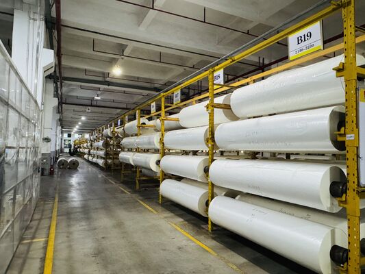 Película de laminação térmica PET de alta clareza com brilho superior a 90 graus e espessura de 11-250 microns para laminador térmico