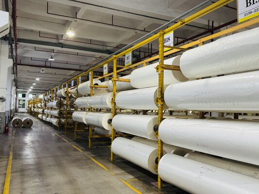 Película de laminação térmica PET com resistência a temperaturas de até 130 °C 3 polegadas ou núcleo de papel personalizado e comprimento de 0-6000 metros