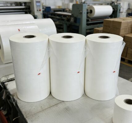 Filme de laminação brilhante de tratamento de dois lados com resistência à umidade e processo de extrusão múltipla para embalagens melhoradas