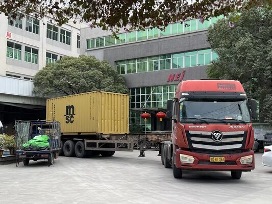 Película PET metalizada personalizada com resistência ao calor até 110 °C e superfície refletiva lisa para embalagens e laminação