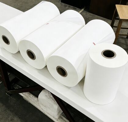 Película PET metalizada lisa e refletora com resistência ao calor até 110 °C e resistência química para embalagens e laminação