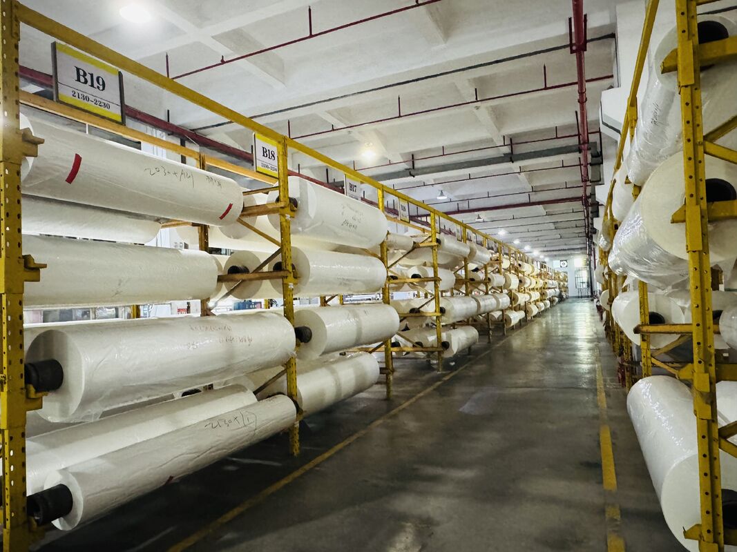 Película de laminação térmica PET de alta claridade com resistência à temperatura até 130°C e comprimento personalizado até 6000 metros