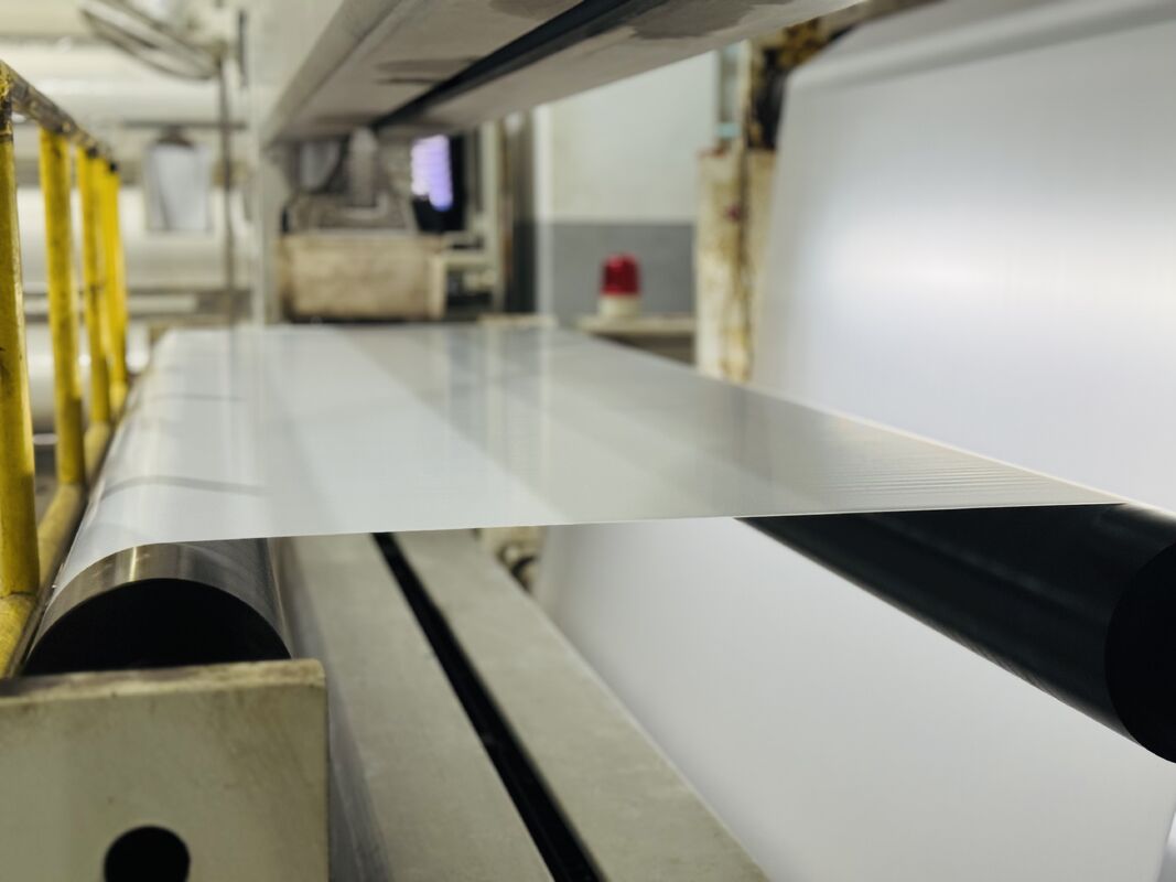 Película de laminação térmica PET de cores claras, de elevada clareza e processamento por extrusão múltipla para uso profissional