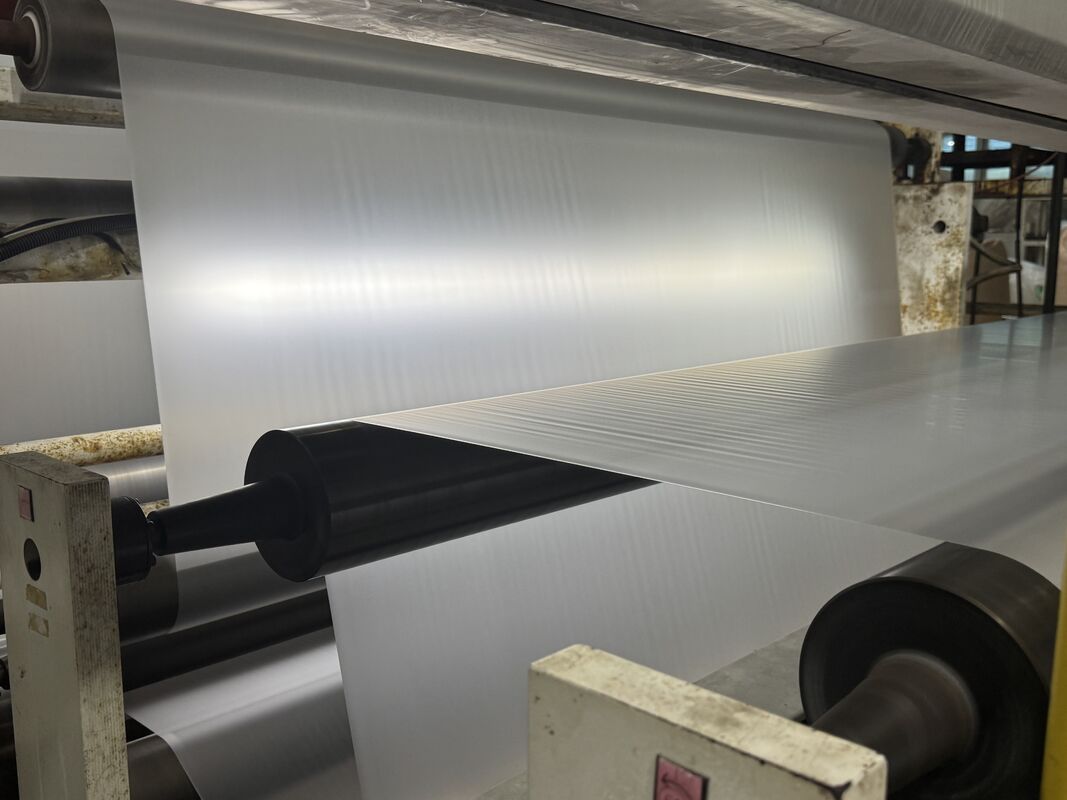 Película de laminação térmica PET brilhante com núcleo de papel personalizável e resistência à temperatura até 130°C para embalagens duráveis