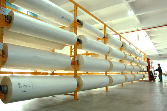 Filme de laminação térmica com núcleo de papel de 1 polegada ou 3 polegadas, cor transparente e laminação térmica otimizada para laminação digital