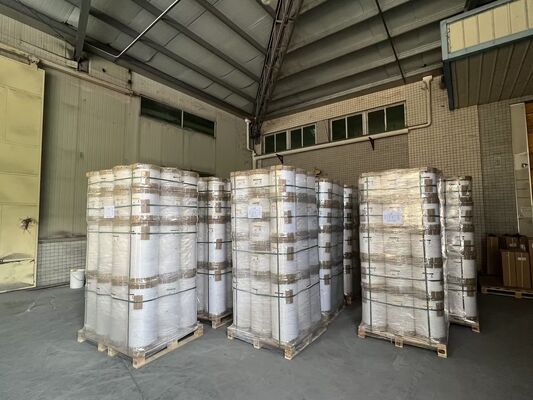 Película de laminação térmica PET brilhante com largura de 2200 mm e resistência a temperaturas de 130°C para uma proteção superior