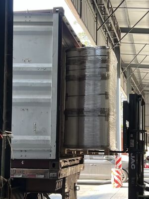 Película PET metalizada com resistência ao calor até 110°C, peso personalizado e superfície refletiva lisa para embalagens e laminação de alimentos