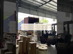 Película de laminação térmica de poliéster PET com adesivo ativado por calor, oferecendo laminação e proteção duradoura